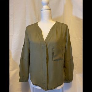 Buttons high low long sleeve button up arm…